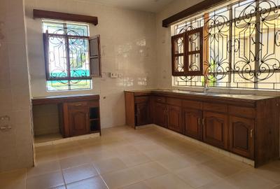 5 Bed House with En Suite in Nyari - 2