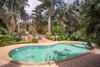 5 Bed Villa with En Suite in Runda