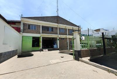 27,000 ft² Warehouse in Industrial Area - 4