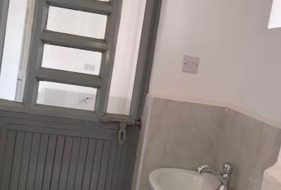 1 Bed Apartment with En Suite at Hilltop Road - 3