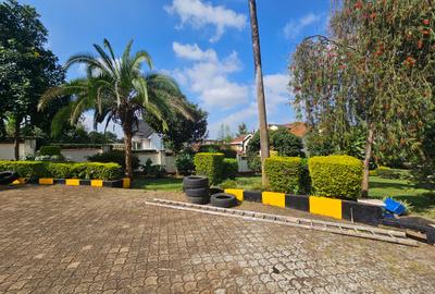 5 Bed House with En Suite in Runda