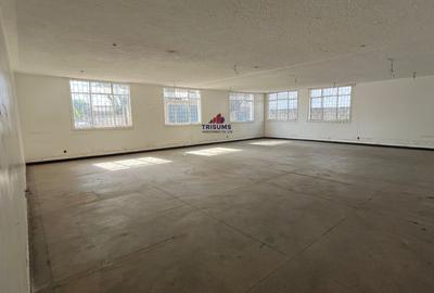 3,500 ft² Warehouse with Parking in Industrial Area