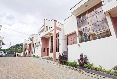 5 Bed Townhouse with En Suite in Lavington