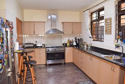 4 Bed House with En Suite in Lavington