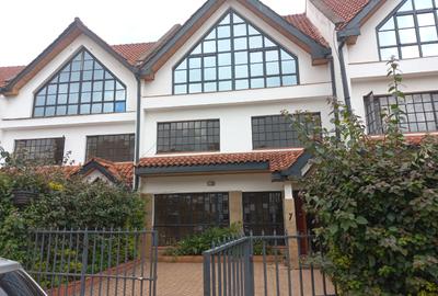 5 Bed Townhouse with En Suite at School Lane - 2