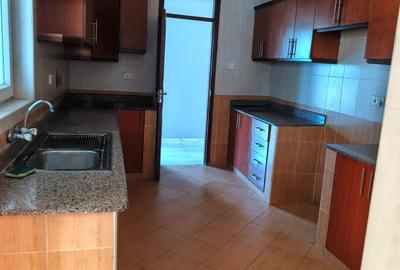 Serviced 3 Bed Apartment with En Suite at 3Rd Avenue