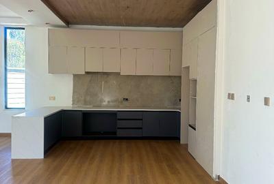 5 Bed Townhouse with En Suite in Lavington