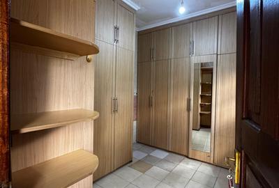 5 Bed House with En Suite in Nyari