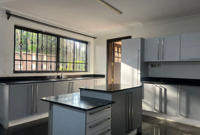7 Bed House with En Suite in Runda - 4