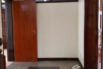 5 Bed Townhouse with En Suite in Brookside