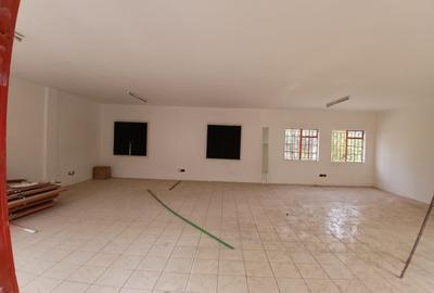 24,750 ft² Warehouse with Parking in Industrial Area - 3