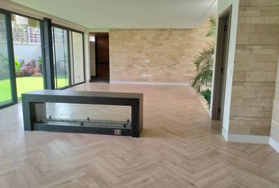 5 Bed Townhouse with En Suite in Brookside - 4