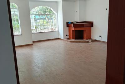 4 Bed Townhouse with En Suite at Lavington - 3