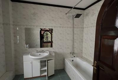 4 Bed Townhouse with En Suite at Riverside Drive - 2