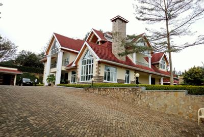 7 Bed House with En Suite in Runda