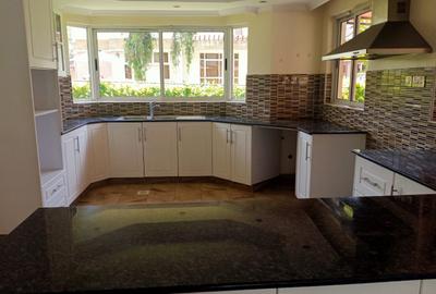 5 Bed Townhouse with En Suite in Lavington