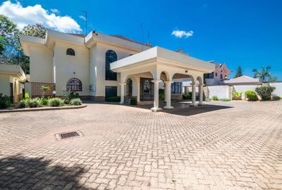 6 Bed House with En Suite in Runda