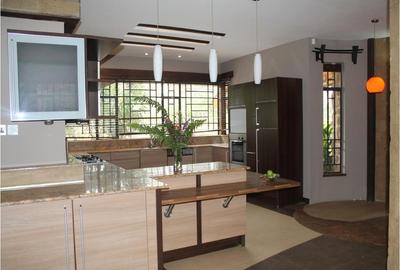 5 Bed Townhouse with En Suite in Lake View - 3