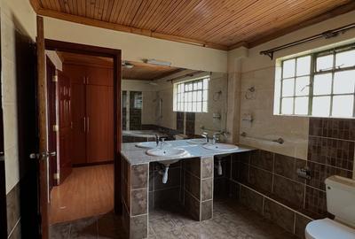 4 Bed Townhouse with En Suite at Lavington - 4