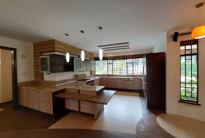 5 Bed Townhouse with En Suite at Lake View - 4