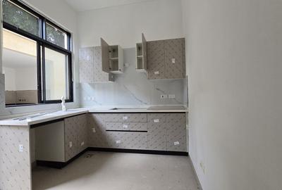 5 Bed House with En Suite in Lavington - 4