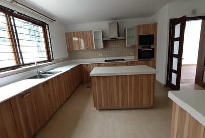 5 Bed Townhouse with En Suite at Othaya Road