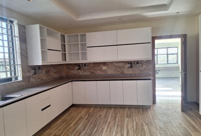 6 Bed House with En Suite in Runda