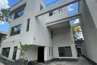 5 Bed Villa with En Suite in Lavington