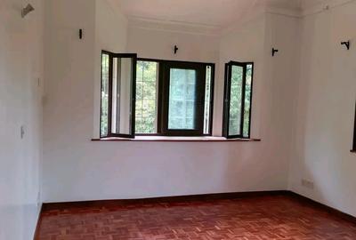 5 Bed House with En Suite in Rosslyn - 3