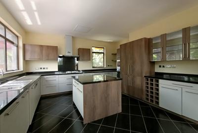 5 Bed Townhouse with En Suite in Lavington