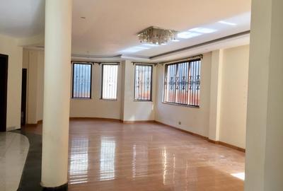 5 Bed House with En Suite in Spring Valley - 2