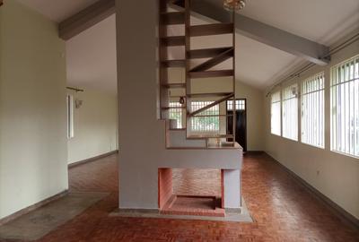 6 Bed House with En Suite in Nyari - 2
