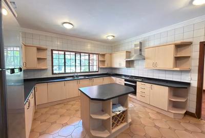5 Bed Townhouse with En Suite in Runda - 4