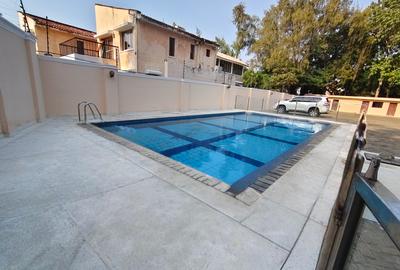 3 Bed Apartment with En Suite at Greenwood Drive - 4