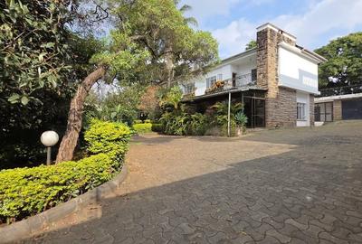 6 Bed House with En Suite in Lavington
