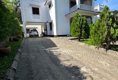 4 Bed Townhouse with En Suite at Links Road - 2