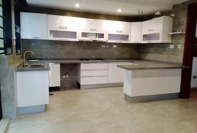 5 Bed Townhouse with En Suite in Lavington - 3
