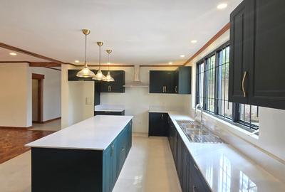 4 Bed House with En Suite in Lavington - 2