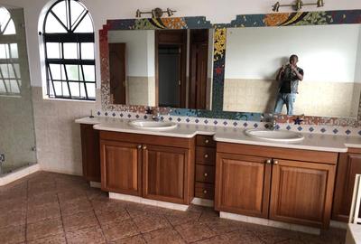 5 Bed House with En Suite in Nyari - 2