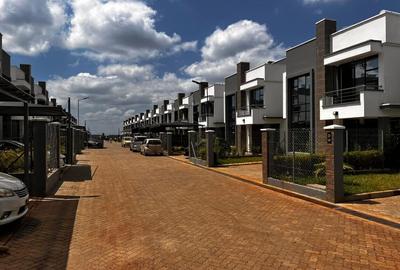 4 Bed Townhouse with En Suite at Kamakis