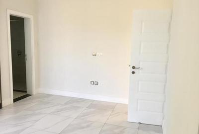 2 Bed Apartment with En Suite at Rhapta Rd