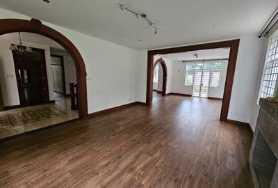 4 Bed House with En Suite in Rosslyn