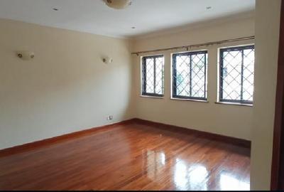 5 Bed Townhouse with En Suite in Lavington - 4