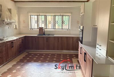 4 Bed House with En Suite in Hill View - 3