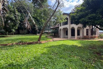 5 Bed House with En Suite in Runda - 2