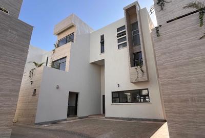 5 Bed Townhouse with En Suite in Lavington