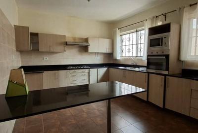 5 Bed Townhouse with En Suite in Spring Valley - 3