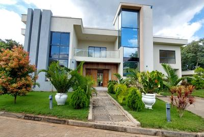 5 Bed House with En Suite in Runda