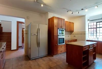 5 Bed Townhouse with En Suite in Westlands Area - 4