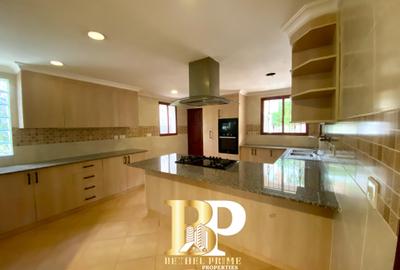 5 Bed Townhouse with En Suite in Spring Valley